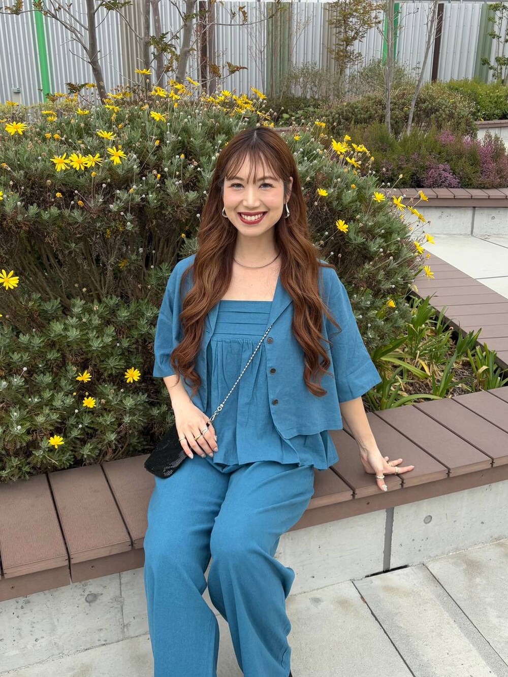 「高身長、きれいめ、体型カバー、LOWRYS FARM、Me%、ショルダーバッグ、セットアップ、春コーデ、夏コーデ、シャツ、キャミソール、ワイドパンツ、ゆったり、楽ちんコーデ、おでかけ」｜「Me%のメタルメッシュポーチショルダー　103417（ショルダーバッグ、ブラック系）」を使った、ゆっぽんさん（レディース・172cm）の春コーディネートの4枚目の写真
