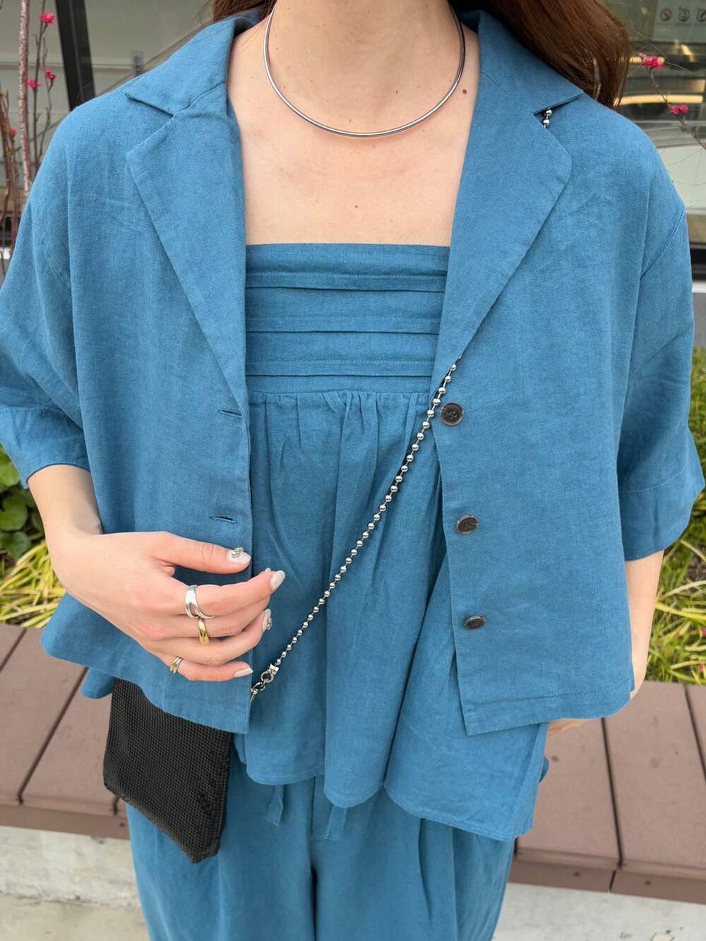 「高身長、きれいめ、体型カバー、LOWRYS FARM、Me%、ショルダーバッグ、セットアップ、春コーデ、夏コーデ、シャツ、キャミソール、ワイドパンツ、ゆったり、楽ちんコーデ、おでかけ」｜「Me%のメタルメッシュポーチショルダー　103417（ショルダーバッグ、ブラック系）」を使った、ゆっぽんさん（レディース・172cm）の春コーディネートの3枚目の写真