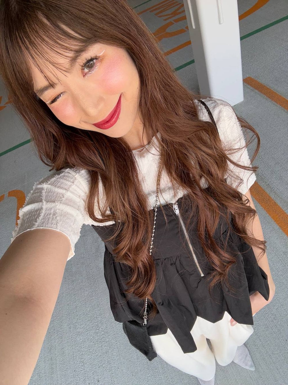 「高身長、きれいめ、体型カバー、キャミソール、モノトーン、ローリーズスタイル_LOWRYS FARM、公認インフルエンサー_LOWRYS FARM、大人女子カジュアル_LOWRYS FARM、ネックレス、ショルダーバッグ、Me%、ワイドパンツ、スウェットパンツ、レイヤードスタイル、楽ちんコーデ」｜「Me%のメタルメッシュポーチショルダー　103417（ショルダーバッグ、ブラック系）」を使った、ゆっぽんさん（レディース・172cm）の春コーディネートの4枚目の写真