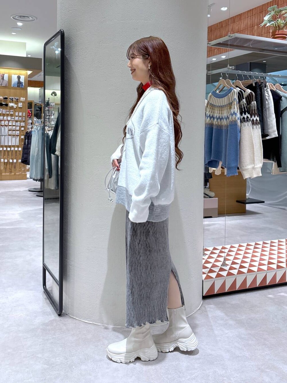 「高身長、きれいめ、体型カバー、LOWRYS FARM、冬コーデ、ニット、ロングスカート、着痩せ、着痩せ・細見え、楽ちんコーデ、大人カジュアル、ブーツ、厚底シューズ、ショルダーバッグ、ローリーズスタイル_LOWRYS FARM」|「LOWRYS FARMのカラータートルニットLS 116685(ニット/セーター、レッド系)」を使った、ゆっぽんさん(レディース・172cm)の秋コーディネートの3枚目の写真