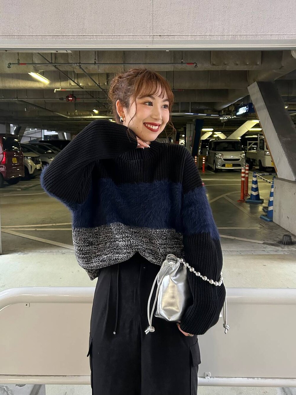 「高身長、きれいめ、体型カバー、モード、ニット、どっと変わっちゃえ、LOWRYS FARM、ショルダーバッグ、ショートブーツ、ブーツ、冬コーデ、楽ちんコーデ、ローリーズスタイル_LOWRYS FARM、公認インフルエンサー_LOWRYS FARM、大人女子カジュアル_LOWRYS FARM」｜「LOWRYS FARMのポインテッドヒールブーツ　969455（ブーツ、シルバー系）」を使った、ゆっぽんさん（レディース・172cm）の秋コーディネートの3枚目の写真