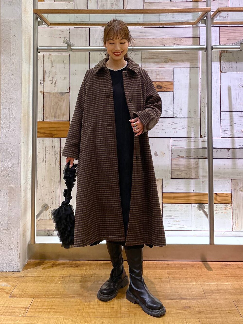 「高身長、きれいめ、ワンピース、アウター、コート、セールコーデ、ショルダーバッグ、ドットエスティセール、LOWRYS FARM、楽ちんコーデ、ゆったり、冬コーデ、ローリーズスタイル_LOWRYS FARM、公認インフルエンサー_LOWRYS FARM、大人女子カジュアル_LOWRYS FARM」｜「LOWRYS FARMのハイショクフレアニットワンピース　704534（ワンピース、ブラック系）」を使った、ゆっぽんさん（レディース・172cm）の冬コーディネートの2枚目の写真