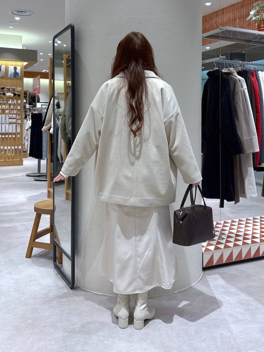 「高身長、きれいめ、体型カバー、ロングスカート、デートコーデ、LOWRYS FARM、カーディガン、モテ、ワントーン、ボストンバッグ、ローリーズスタイル_LOWRYS FARM、公認インフルエンサー_LOWRYS FARM、大人女子カジュアル_LOWRYS FARM、ブーツ、ショートブーツ」|「LOWRYS FARMのダブルフェイスユルジャケット 116453(チェスターコート、ホワイト系)」を使った、ゆっぽんさん(レディース・172cm)の冬コーディネートの2枚目の写真