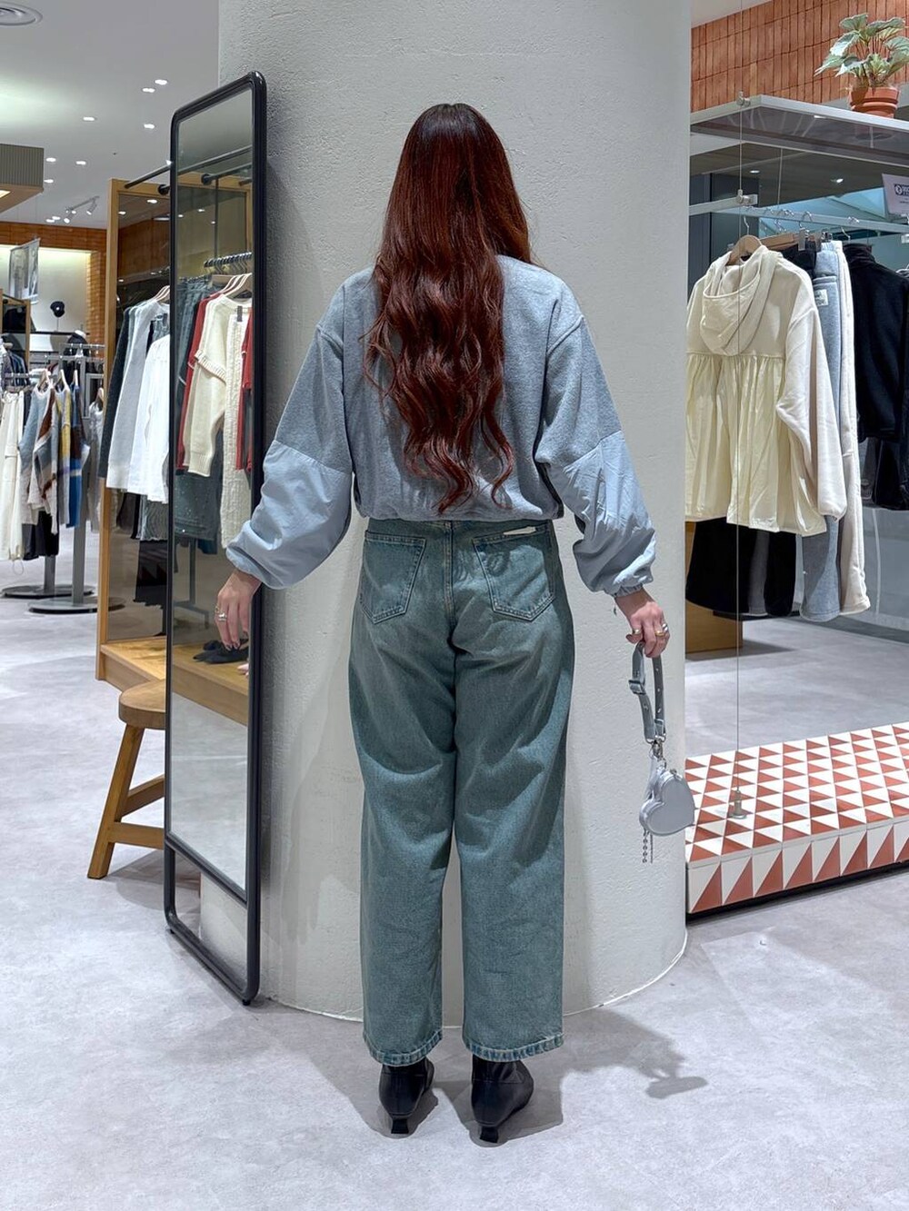「高身長、きれいめ、体型カバー、LOWRYS FARM、デニムパンツ、ワイドパンツ、Me%、大人女子カジュアル_LOWRYS FARM、公認インフルエンサー_LOWRYS FARM、ローリーズスタイル_LOWRYS FARM、ブーツ、ショートブーツ、秋コーデ、冬コーデ、シンプルコーデ」|「LOWRYS FARMのCONE/ワイドストレートパンツ 131356(デニムパンツ、ブルー系)」を使った、ゆっぽんさん(レディース・172cm)の秋コーディネートの2枚目の写真