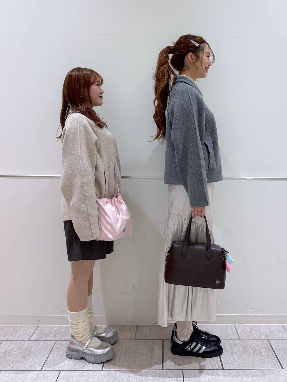 「高身長、きれいめ、体型カバー、リンクコーデ、休日コーデ、ソックス、ショルダーバッグ、ローリーズスタイル_LOWRYS FARM、公認インフルエンサー_LOWRYS FARM、大人女子カジュアル_LOWRYS FARM、ニット、ブルゾン、春コーデ、LOWRYS FARM、スニーカー」｜「LOWRYS FARMのグリッタープリーツスカート　 139171（スカート、ホワイト系）」を使った、ゆっぽんさん（レディース・172cm）の冬コーディネートの2枚目の写真