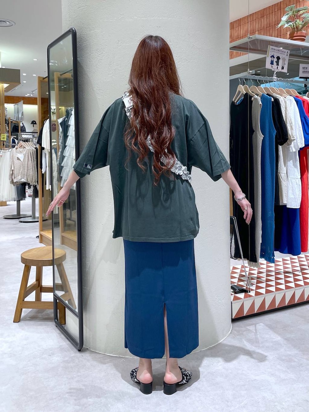 「ユニセックス、Tシャツ、夏コーデ、Me%、モバイルグッズ_Me%、LOWRYS FARM、サンダル、ロングスカート、大人カジュアル、大人女子カジュアル_LOWRYS FARM、ローリーズスタイル_LOWRYS FARM、公認インフルエンサー_LOWRYS FARM、オーバーサイズ、ゆったり、楽ちんコーデ」｜「LOWRYS FARMのカットリブタイトスカート　103920（スカート、ブルー系）」を使った、ゆっぽんさん（レディース・172cm）の春コーディネートの4枚目の写真