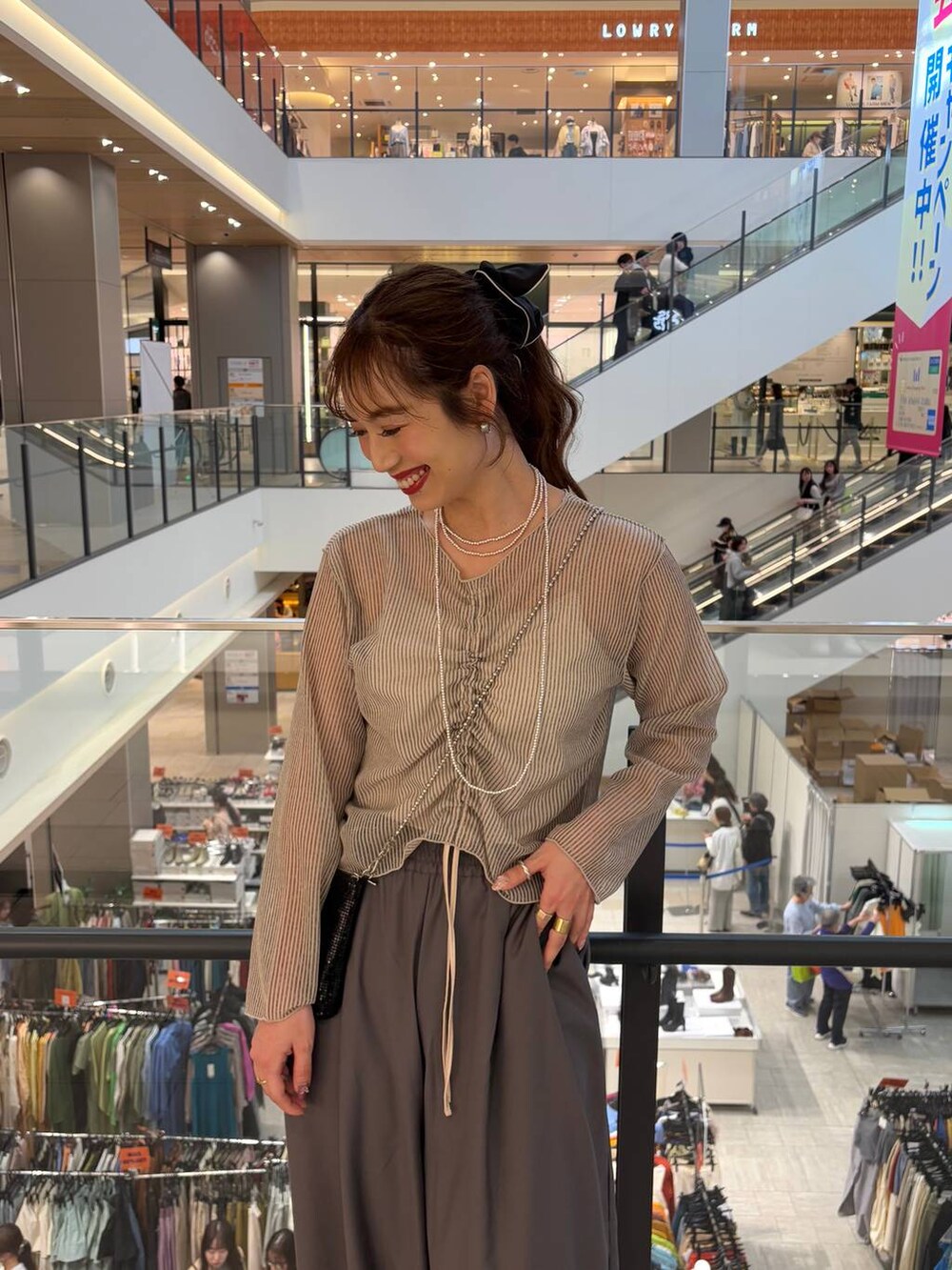「高身長、きれいめ、体型カバー、Me%、LOWRYS FARM、ネックレス、大人カジュアル、ワイドパンツ、楽ちんコーデ、シアートップス、パンプス、ローリーズスタイル_LOWRYS FARM、公認インフルエンサー_LOWRYS FARM、大人女子カジュアル_LOWRYS FARM、ゆったり」｜「Me%のメタルメッシュポーチショルダー　103417（ショルダーバッグ、ブラック系）」を使った、ゆっぽんさん（レディース・172cm）の春コーディネートの5枚目の写真