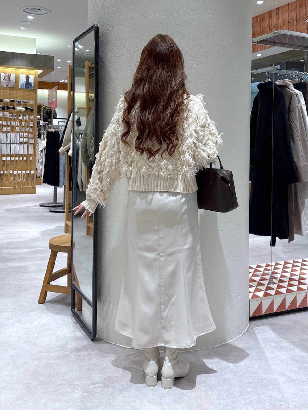 「高身長、きれいめ、体型カバー、ロングスカート、デートコーデ、LOWRYS FARM、カーディガン、モテ、ワントーン、ボストンバッグ、ローリーズスタイル_LOWRYS FARM、公認インフルエンサー_LOWRYS FARM、大人女子カジュアル_LOWRYS FARM、ブーツ、ショートブーツ」|「LOWRYS FARMのダブルフェイスユルジャケット 116453(チェスターコート、ホワイト系)」を使った、ゆっぽんさん(レディース・172cm)の冬コーディネートの4枚目の写真