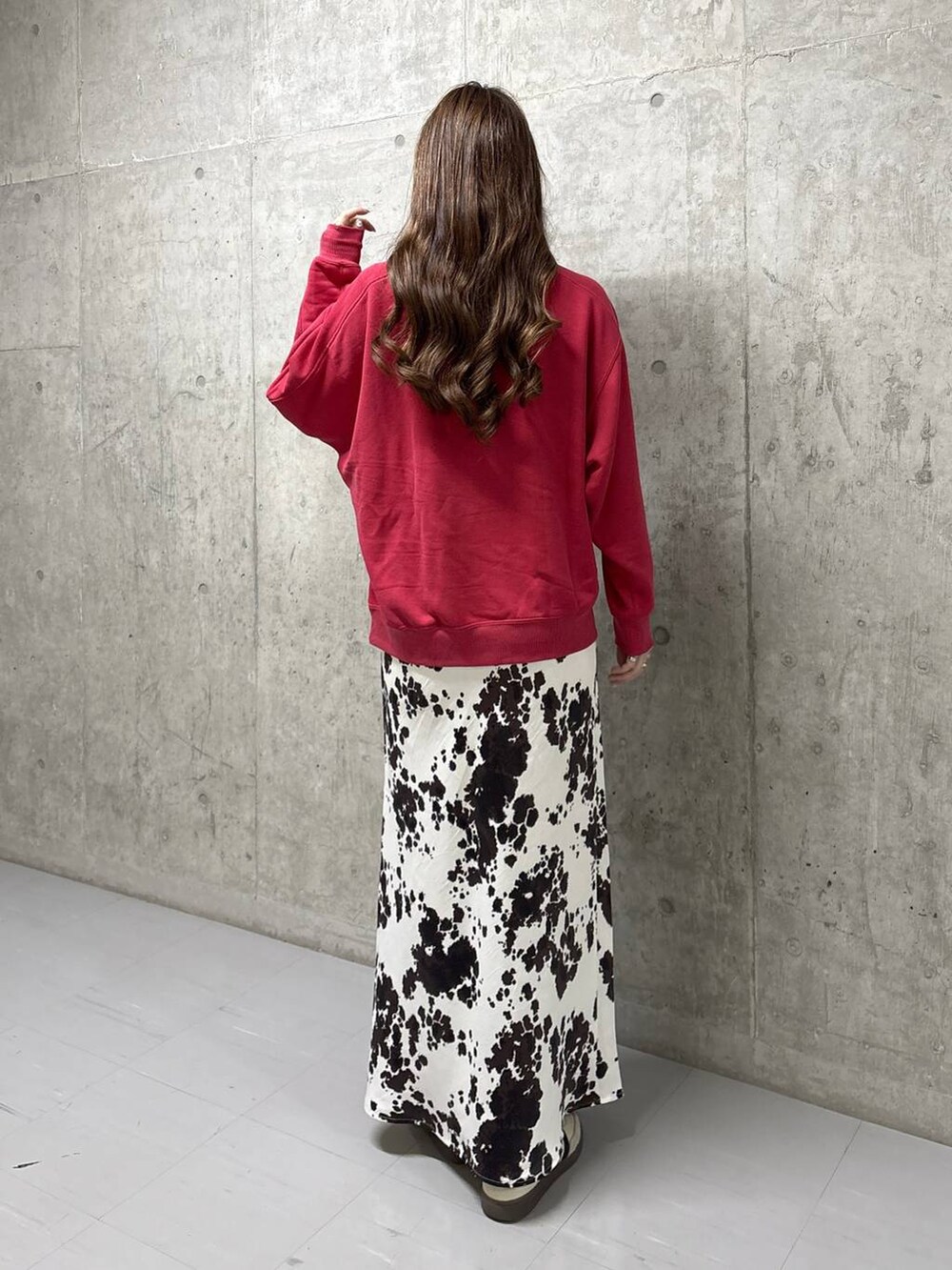 その他のスカート、レッド系のスウェットを着用したレディースの秋コーディネートの3枚目の写真