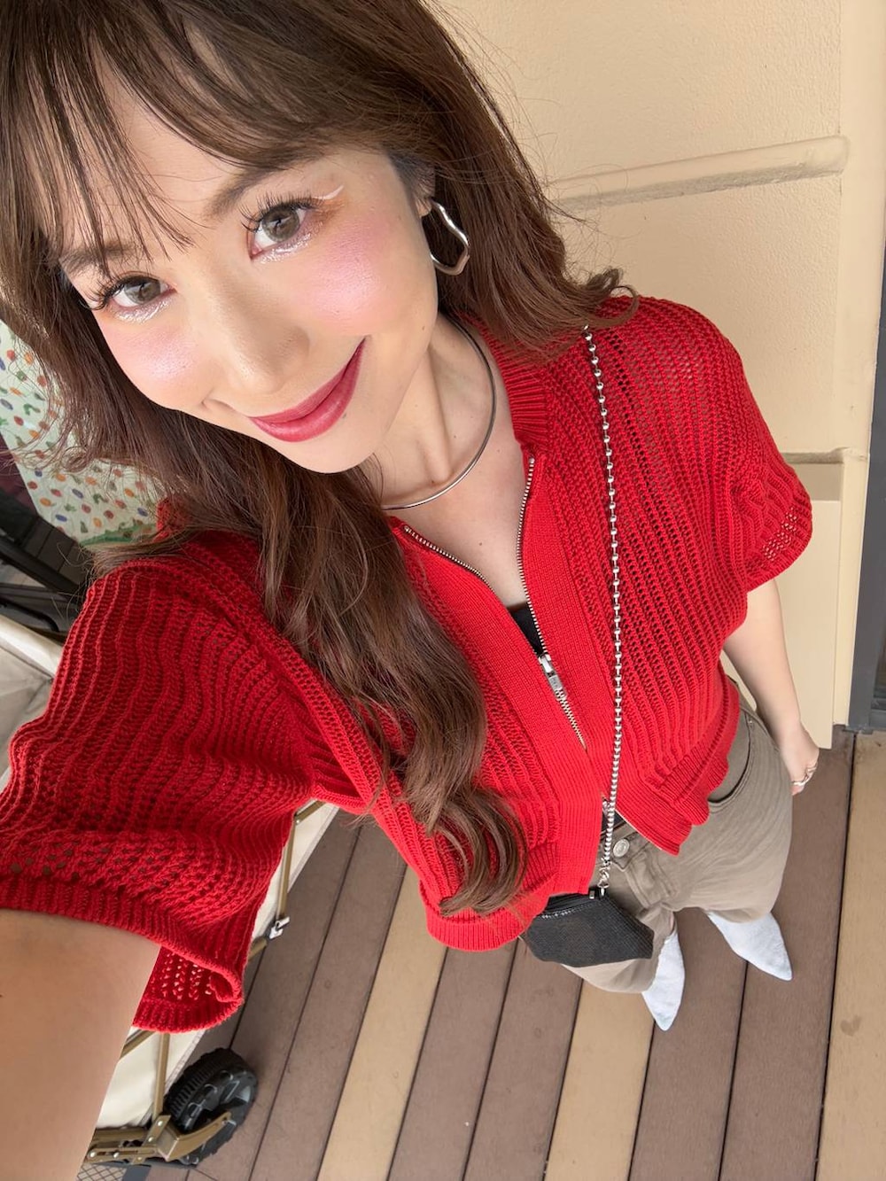 「高身長、きれいめ、体型カバー、デニムパンツ、夏コーデ、ネックレス、LOWRYS FARM、ローリーズスタイル_LOWRYS FARM、公認インフルエンサー_LOWRYS FARM、大人女子カジュアル_LOWRYS FARM、大人カジュアル、カーディガン、Me%、ショルダーバッグ、休日コーデ」｜「Me%のメタルメッシュポーチショルダー　103417（ショルダーバッグ、ブラック系）」を使った、ゆっぽんさん（レディース・172cm）の春コーディネートの5枚目の写真