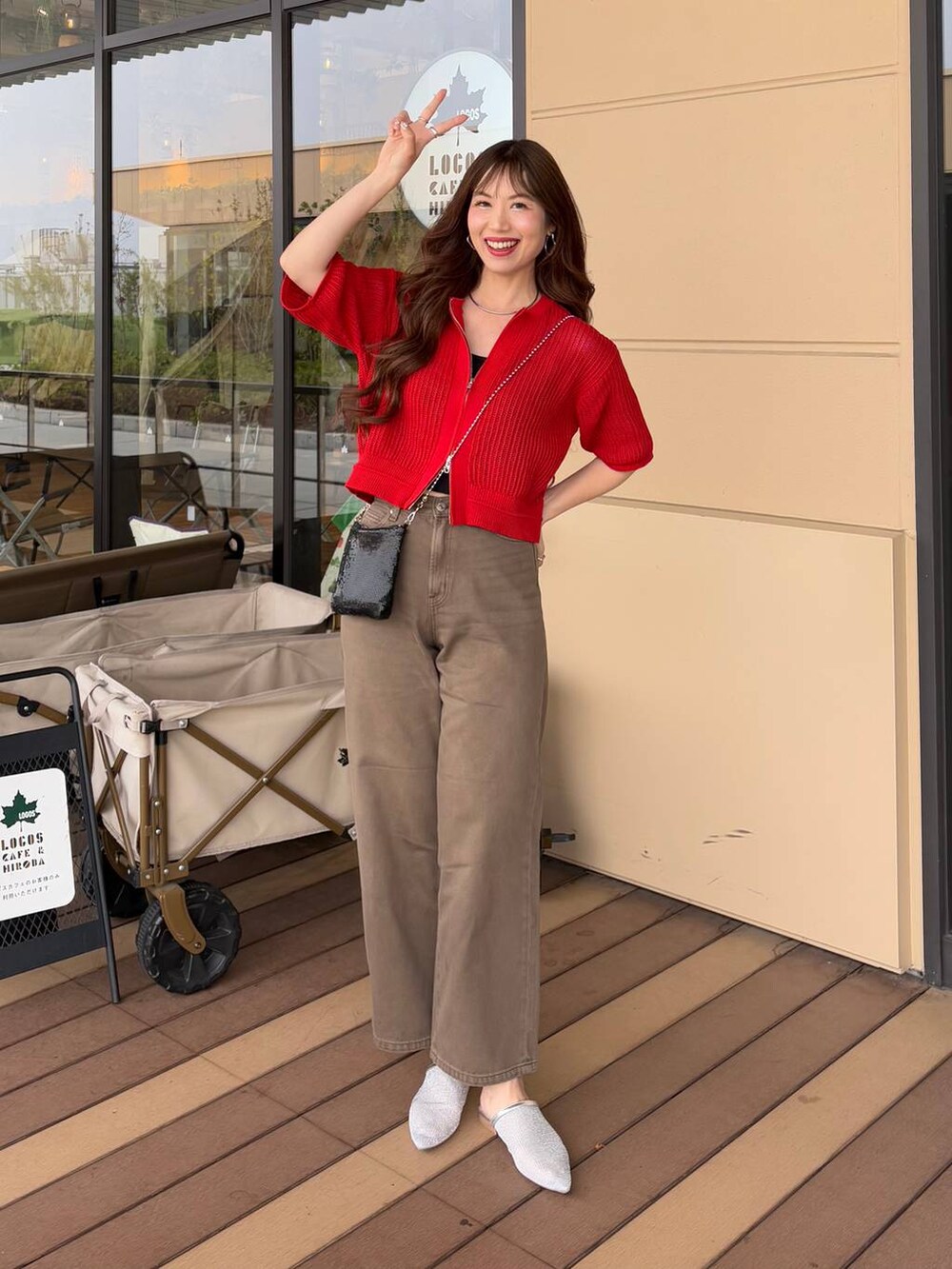 「高身長、きれいめ、体型カバー、デニムパンツ、夏コーデ、ネックレス、LOWRYS FARM、ローリーズスタイル_LOWRYS FARM、公認インフルエンサー_LOWRYS FARM、大人女子カジュアル_LOWRYS FARM、大人カジュアル、カーディガン、Me%、ショルダーバッグ、休日コーデ」｜「Me%のメタルメッシュポーチショルダー　103417（ショルダーバッグ、ブラック系）」を使った、ゆっぽんさん（レディース・172cm）の春コーディネートの2枚目の写真