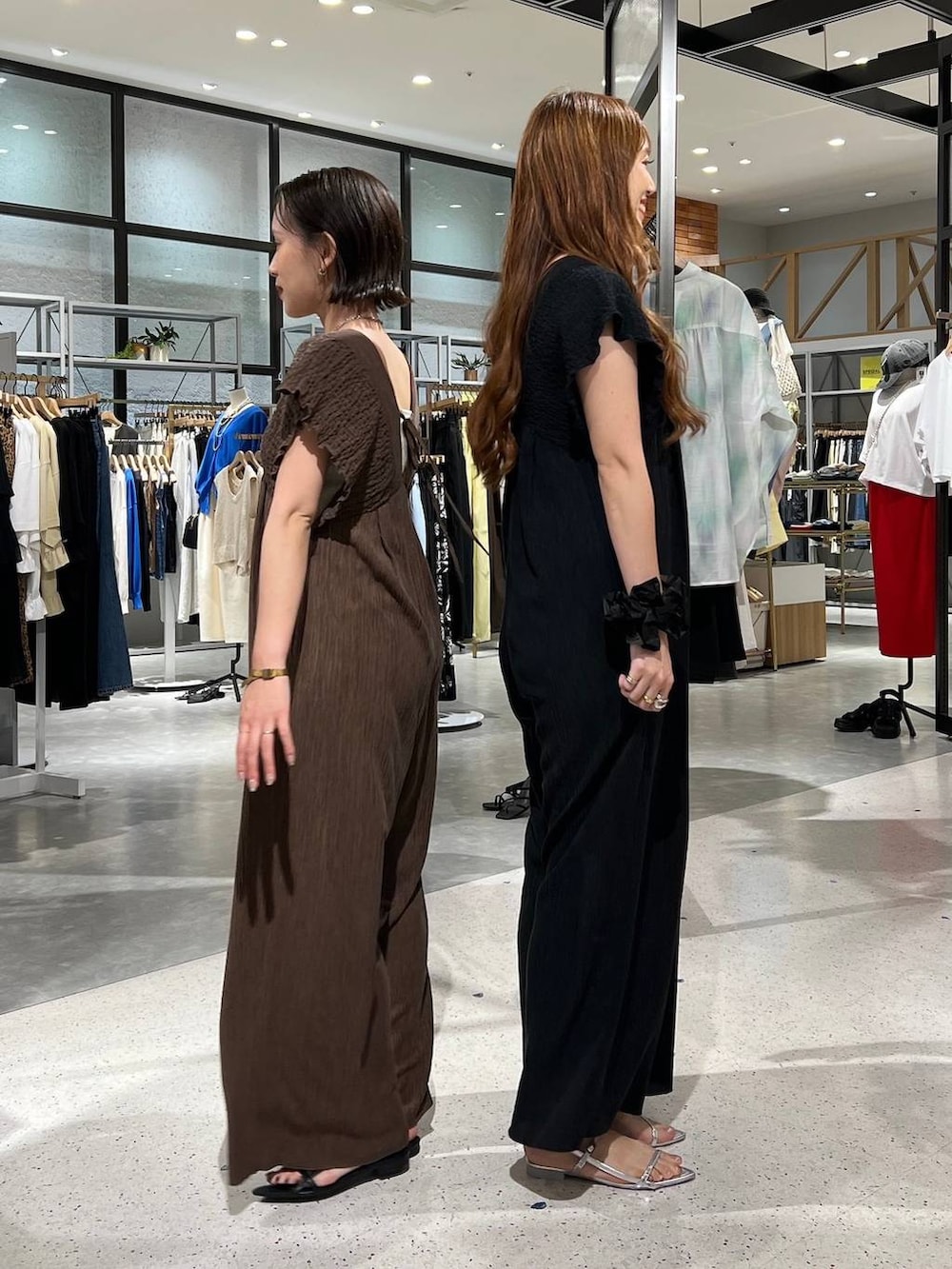 「高身長、きれいめ、体型カバー、サロペット、タンクトップ、インナー、夏コーデ、リンクコーデ、マタニティウェア、LOWRYS FARM、ゆったり、リラックス、楽ちんコーデ、サンダル、ヘアアクセサリー」｜「LOWRYS FARMのポインテッドナローサンダル  287486（サンダル、ブラック系）」を使った、ゆっぽんさん（レディース・172cm）の夏コーディネートの2枚目の写真