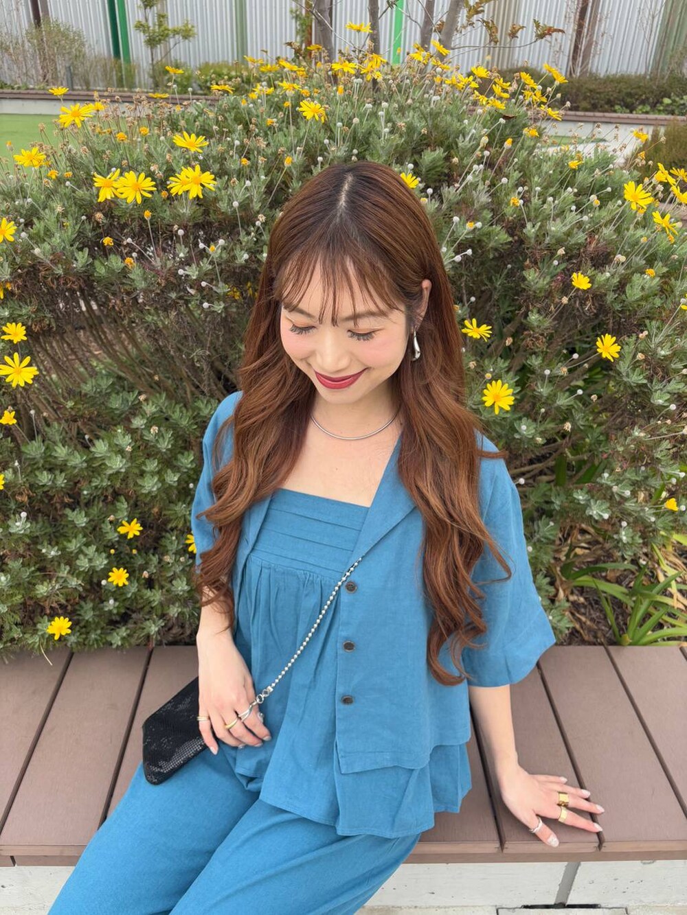 「高身長、きれいめ、体型カバー、LOWRYS FARM、Me%、ショルダーバッグ、セットアップ、春コーデ、夏コーデ、シャツ、キャミソール、ワイドパンツ、ゆったり、楽ちんコーデ、おでかけ」｜「Me%のメタルメッシュポーチショルダー　103417（ショルダーバッグ、ブラック系）」を使った、ゆっぽんさん（レディース・172cm）の春コーディネートの2枚目の写真