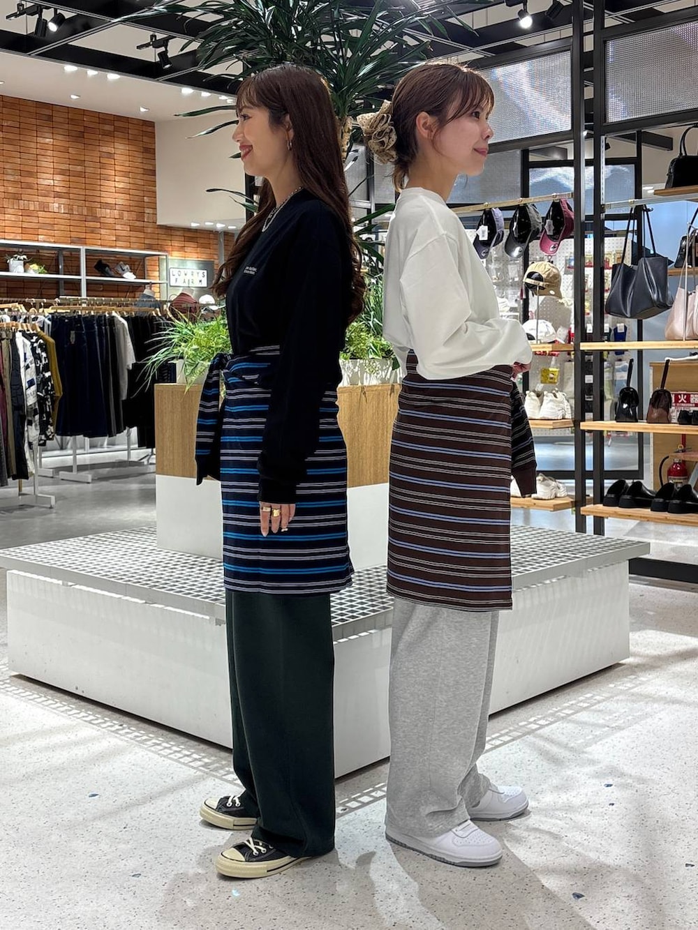 「公認インフルエンサー_LOWRYS FARM、リンクコーデ、高身長、きれいめ、体型カバー、秋コーデ、ユニセックス、ロンT、スウェットパンツ、スニーカー、メンズライク、オーバーサイズ、LOWRYS FARM、大人カジュアル、大人女子カジュアル_LOWRYS FARM」|「LOWRYS FARMの【LFM(U)】CREW NECKT/ロングスリーブ 581153(Tシャツ/カットソー、ホワイト系)」を使った、ゆっぽんさん(レディース・172cm)の夏コーディネートの2枚目の写真