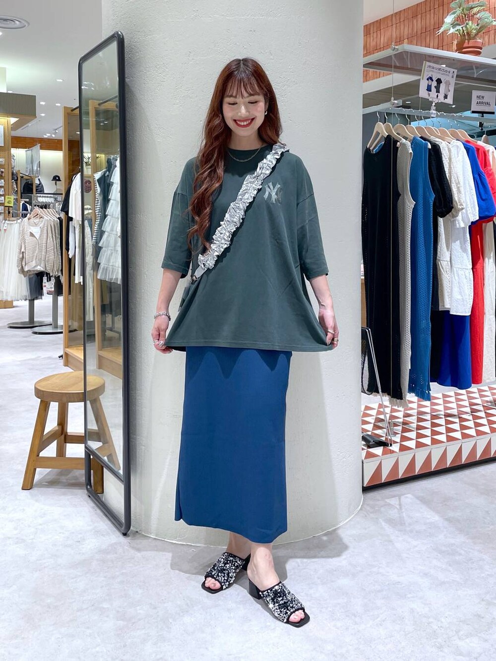 「ユニセックス、Tシャツ、夏コーデ、Me%、モバイルグッズ_Me%、LOWRYS FARM、サンダル、ロングスカート、大人カジュアル、大人女子カジュアル_LOWRYS FARM、ローリーズスタイル_LOWRYS FARM、公認インフルエンサー_LOWRYS FARM、オーバーサイズ、ゆったり、楽ちんコーデ」｜「LOWRYS FARMのカットリブタイトスカート　103920（スカート、ブルー系）」を使った、ゆっぽんさん（レディース・172cm）の春コーディネートの2枚目の写真