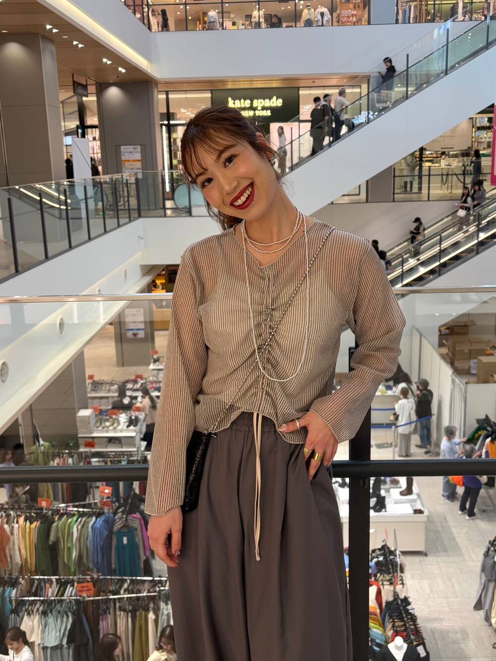 「高身長、きれいめ、体型カバー、Me%、LOWRYS FARM、ネックレス、大人カジュアル、ワイドパンツ、楽ちんコーデ、シアートップス、パンプス、ローリーズスタイル_LOWRYS FARM、公認インフルエンサー_LOWRYS FARM、大人女子カジュアル_LOWRYS FARM、ゆったり」｜「Me%のメタルメッシュポーチショルダー　103417（ショルダーバッグ、ブラック系）」を使った、ゆっぽんさん（レディース・172cm）の春コーディネートの2枚目の写真
