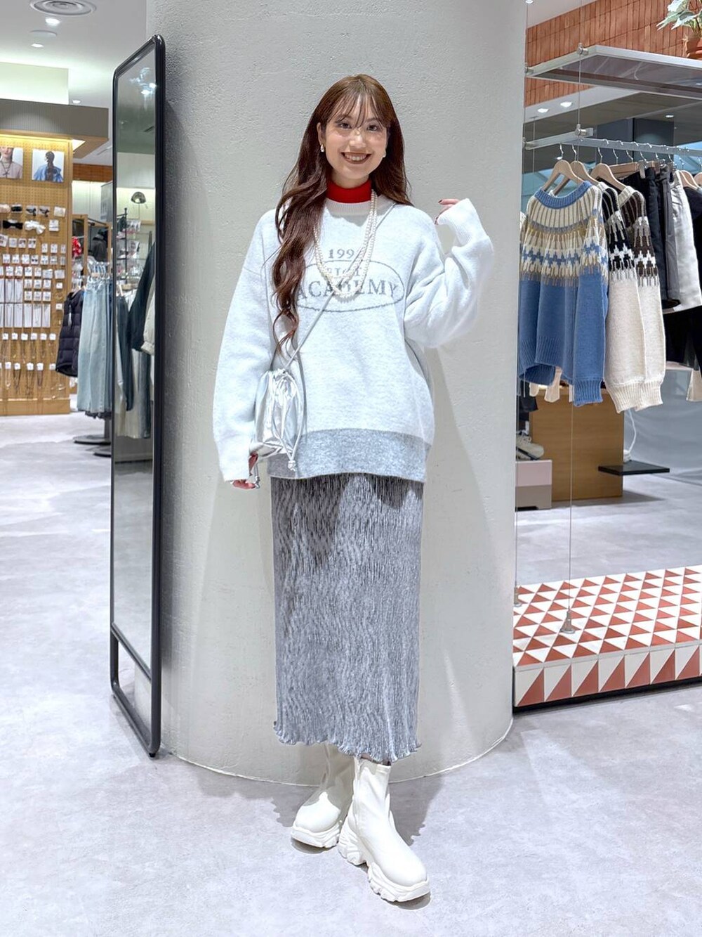 「高身長、きれいめ、体型カバー、LOWRYS FARM、冬コーデ、ニット、ロングスカート、着痩せ、着痩せ・細見え、楽ちんコーデ、大人カジュアル、ブーツ、厚底シューズ、ショルダーバッグ、ローリーズスタイル_LOWRYS FARM」|「LOWRYS FARMのカラータートルニットLS 116685(ニット/セーター、レッド系)」を使った、ゆっぽんさん(レディース・172cm)の秋コーディネートの2枚目の写真