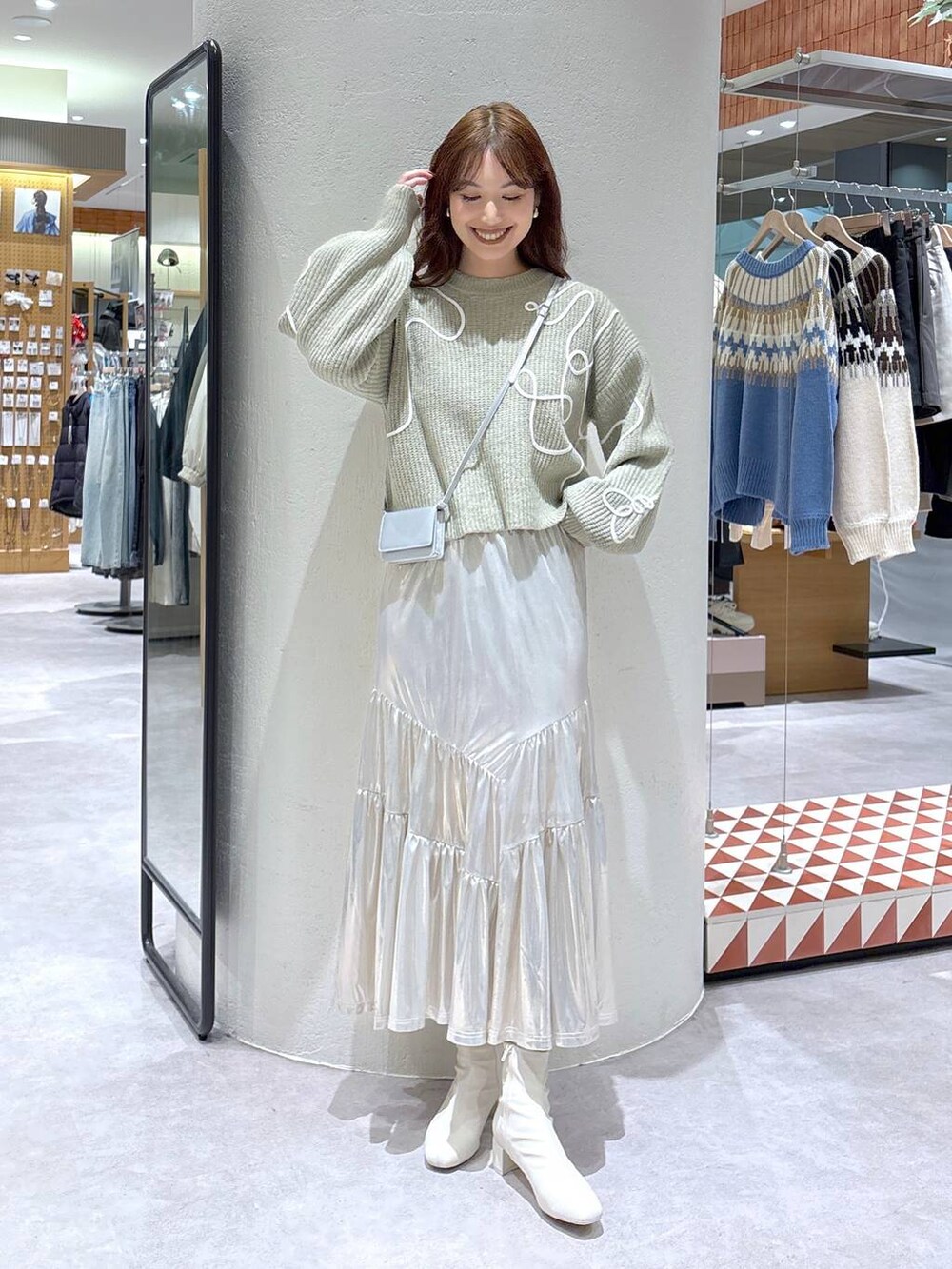 「高身長、きれいめ、体型カバー、ニット、冬コーデ、ブーツ、ショートブーツ、LOWRYS FARM、ローリーズスタイル_LOWRYS FARM、公認インフルエンサー_LOWRYS FARM、大人女子カジュアル_LOWRYS FARM、大人カジュアル、着痩せ・細見え、ロングスカート、Me%」｜「LOWRYS FARMのグリッタープリーツスカート　 139171（スカート、ホワイト系）」を使った、ゆっぽんさん（レディース・172cm）の秋コーディネートの2枚目の写真