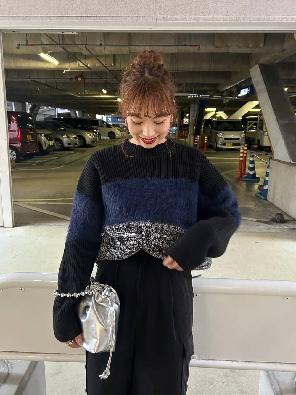 「高身長、きれいめ、体型カバー、モード、ニット、どっと変わっちゃえ、LOWRYS FARM、ショルダーバッグ、ショートブーツ、ブーツ、冬コーデ、楽ちんコーデ、ローリーズスタイル_LOWRYS FARM、公認インフルエンサー_LOWRYS FARM、大人女子カジュアル_LOWRYS FARM」｜「LOWRYS FARMのポインテッドヒールブーツ　969455（ブーツ、シルバー系）」を使った、ゆっぽんさん（レディース・172cm）の秋コーディネートの2枚目の写真
