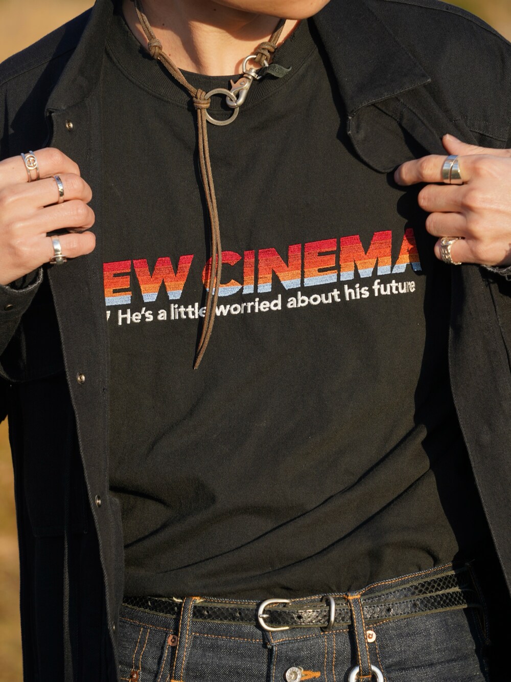 ブルー系のデニムパンツ、ブラック系のTシャツ/カットソー、ブラック系のデニムジャケットを着用したメンズの冬コーディネートの4枚目の写真