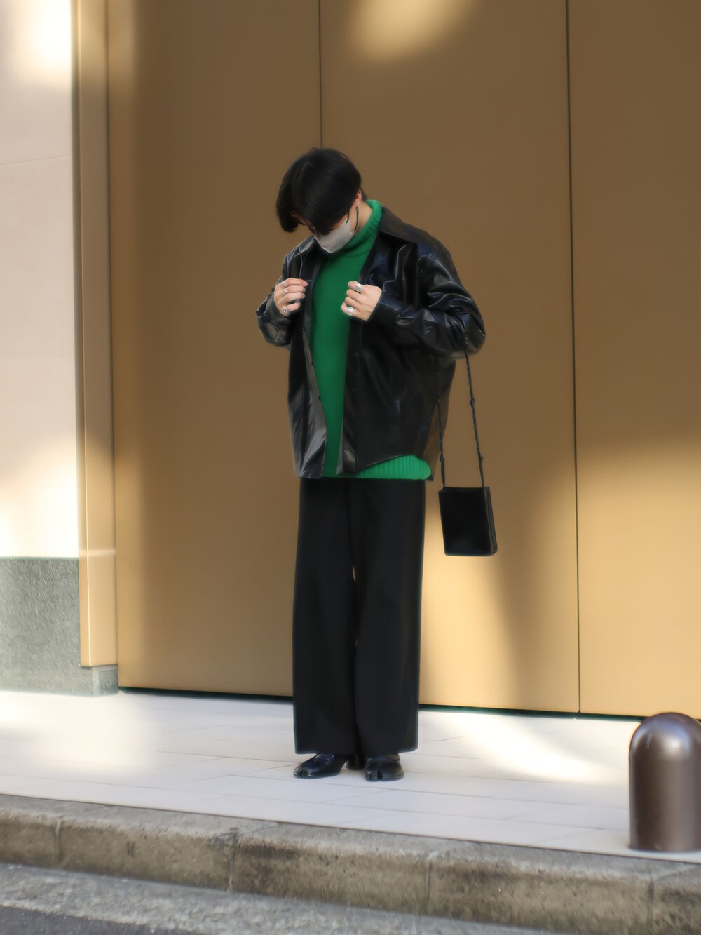「ootd、シャツスタイル、70'sコーデ、秋コーデ、キレイめコーデ、ブラックコーデ、きれいめカジュアル、大人カジュアル、差し色、レザーシャツ、グリーンニット、スラックス、足袋ブーツ、ショルダーバッグ、お洒落さんとつながりたい」｜「Our LegacyのCOCO 70S SHIRT,（シャツ/ブラウス、ブラック系）」を使った、Yugaさん（メンズ・176cm）の冬コーディネートの2枚目の写真