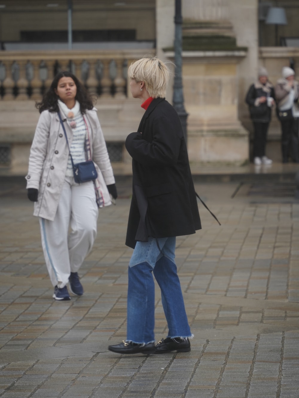 「ootd、PARIS、冬コーデ、美術館コーデ、ジャケットスタイル、デニムコーデ、キレイめコーデ、きれいめカジュアル、テーラードジャケット、赤ニット、タートルネック、デニム、ローファー、レザーバッグ、キャップ」｜「meiasのアイテム（ニット/セーター、レッド系）」を使った、Yugaさん（メンズ・176cm）の春コーディネートの4枚目の写真