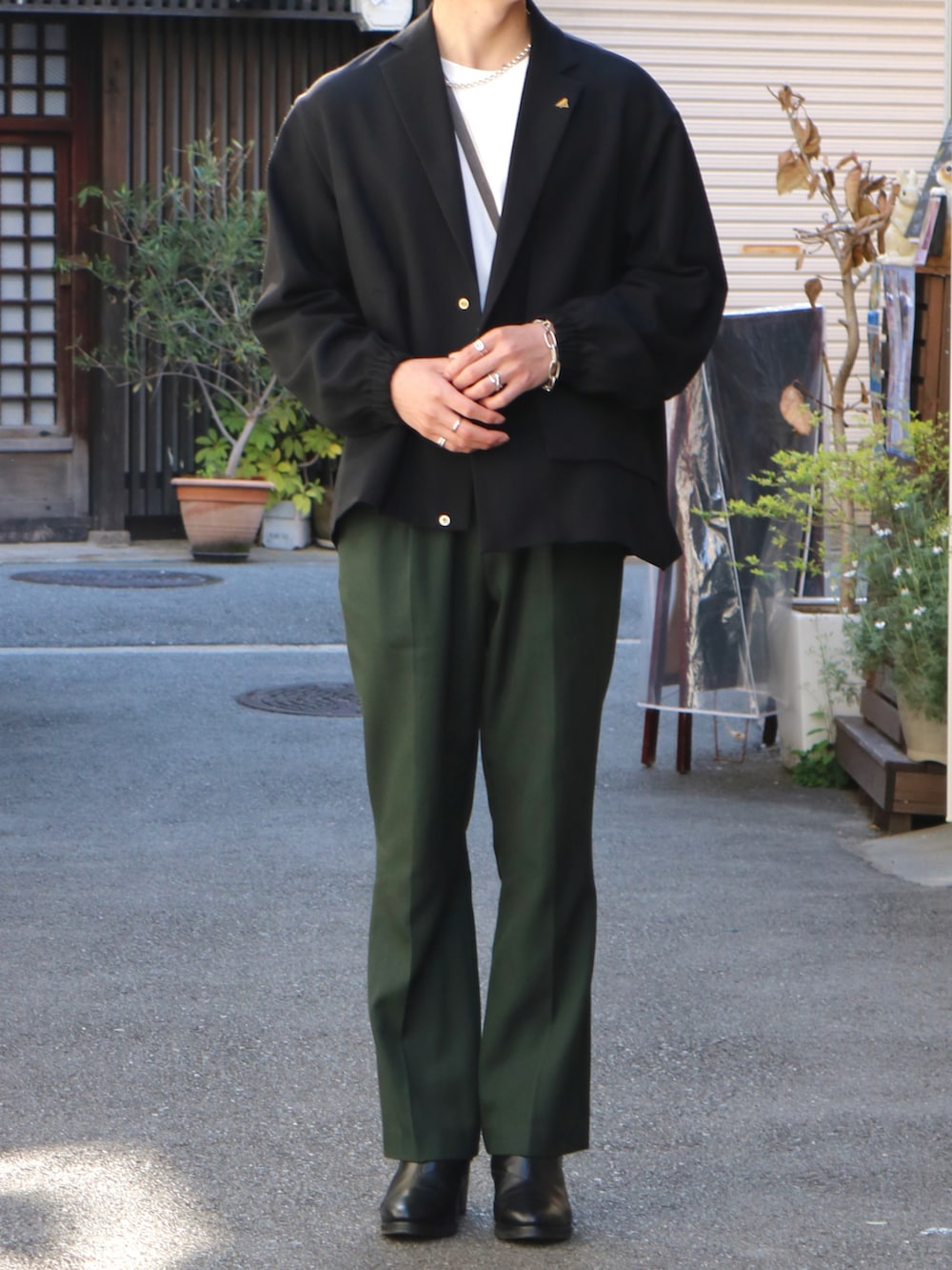 「ootd、休日スタイル、シンプルコーデ、キレイめコーデ、きれいめカジュアル、ジャケットコーデ、カラー×コーデ、春コーデ、フォーマル、テーラードジャケット、黒ジャケット、スラックス、カラーパンツ、ブーツ、ショルダーバッグ」｜「endeviceの【endevice / エンデヴァイス】サイドジップ ヒールブーツ / ドレスブーツ（ブーツ、ブラック系）」を使った、Yugaさん（メンズ・176cm）の夏コーディネートの2枚目の写真