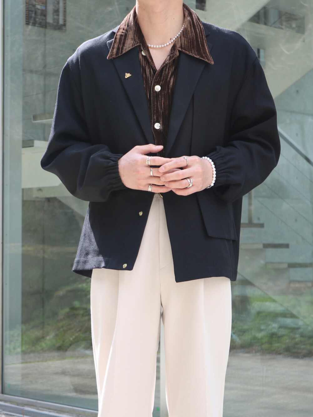 ホワイト系のスラックス、ブラック系のブーツ、ブラウン系のシャツ/ブラウスを着用したメンズの夏コーディネートの3枚目の写真