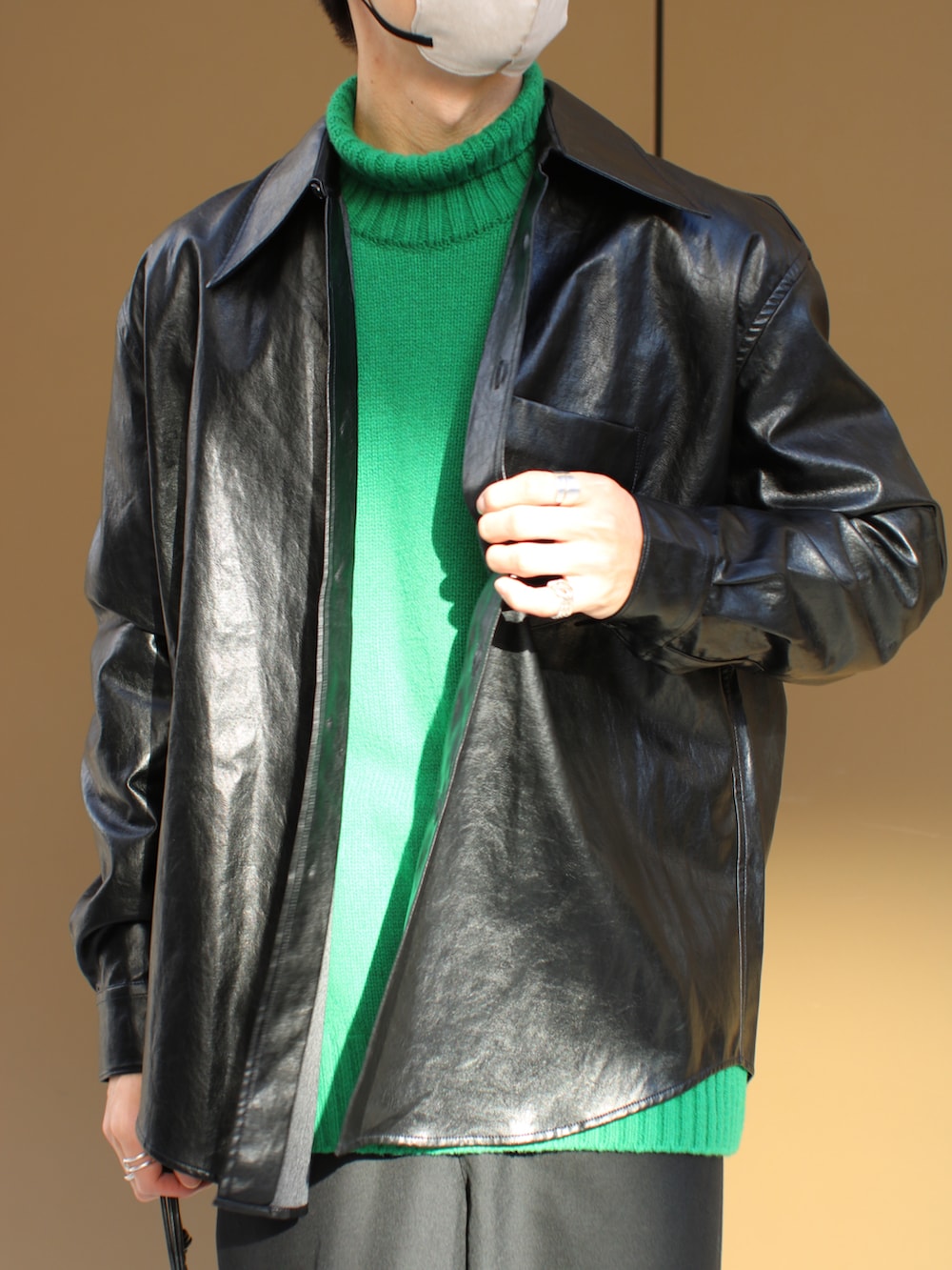 「ootd、シャツスタイル、70'sコーデ、秋コーデ、キレイめコーデ、ブラックコーデ、きれいめカジュアル、大人カジュアル、差し色、レザーシャツ、グリーンニット、スラックス、足袋ブーツ、ショルダーバッグ、お洒落さんとつながりたい」｜「Our LegacyのCOCO 70S SHIRT,（シャツ/ブラウス、ブラック系）」を使った、Yugaさん（メンズ・176cm）の冬コーディネートの4枚目の写真