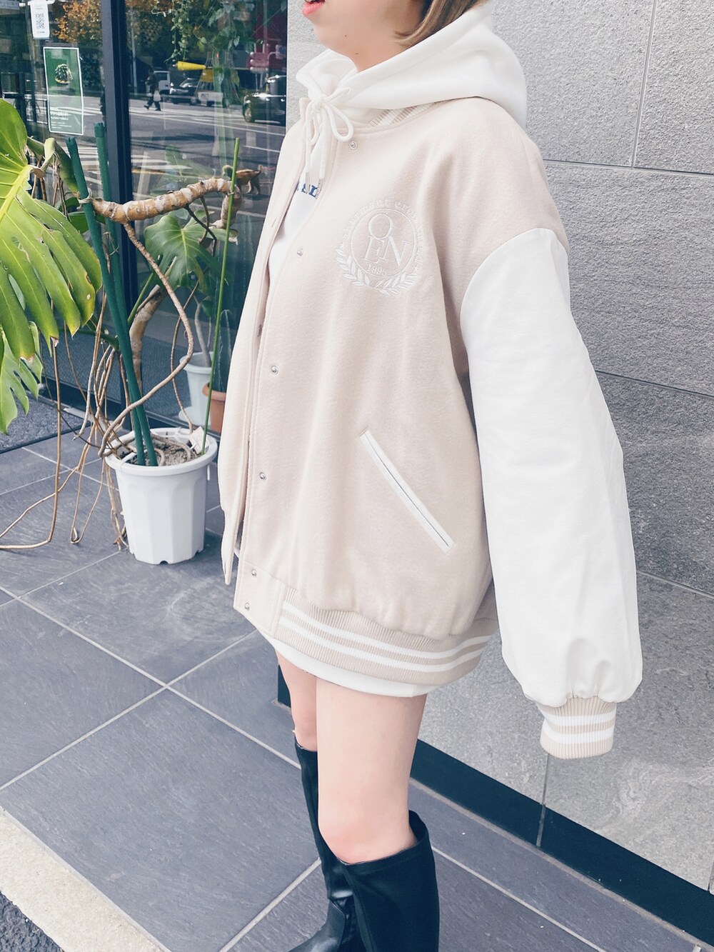 ホワイト系のスタジャン、ホワイト系のスウェットを着用したレディースの冬コーディネートの3枚目の写真