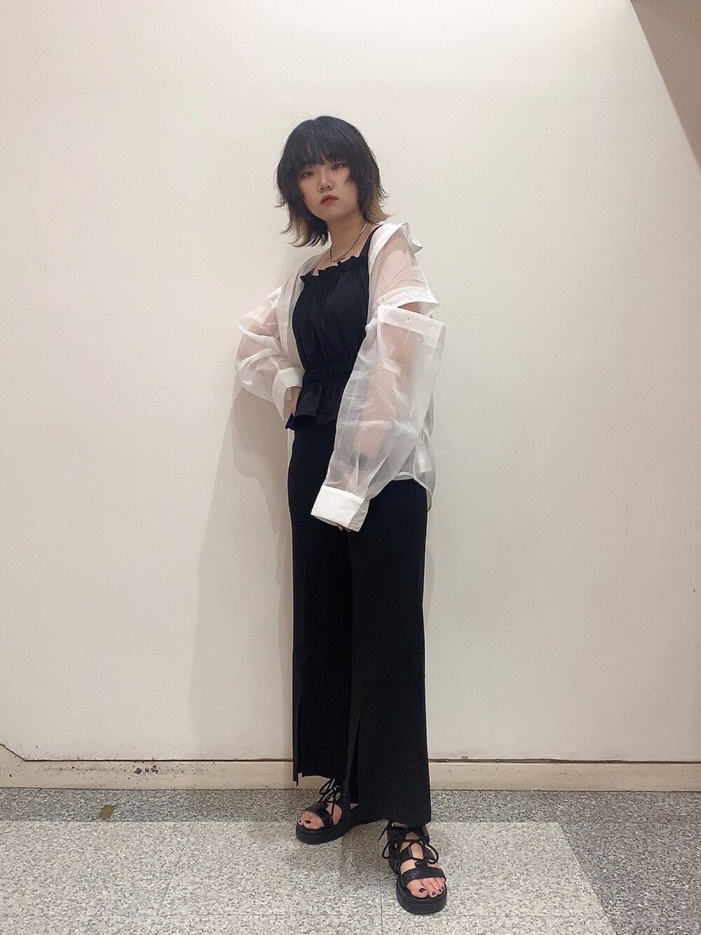 ブラック系のシャツ/ブラウス、ブラック系のその他パンツ、ホワイト系のシャツ/ブラウスを着用したレディースの夏コーディネートの2枚目の写真
