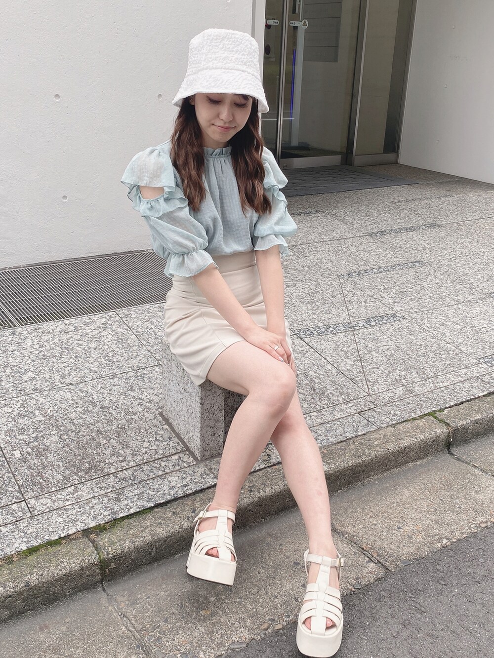 グリーン系のシャツ/ブラウス、ホワイト系のスカート、ホワイト系のサンダルを着用したレディースの夏コーディネートの2枚目の写真