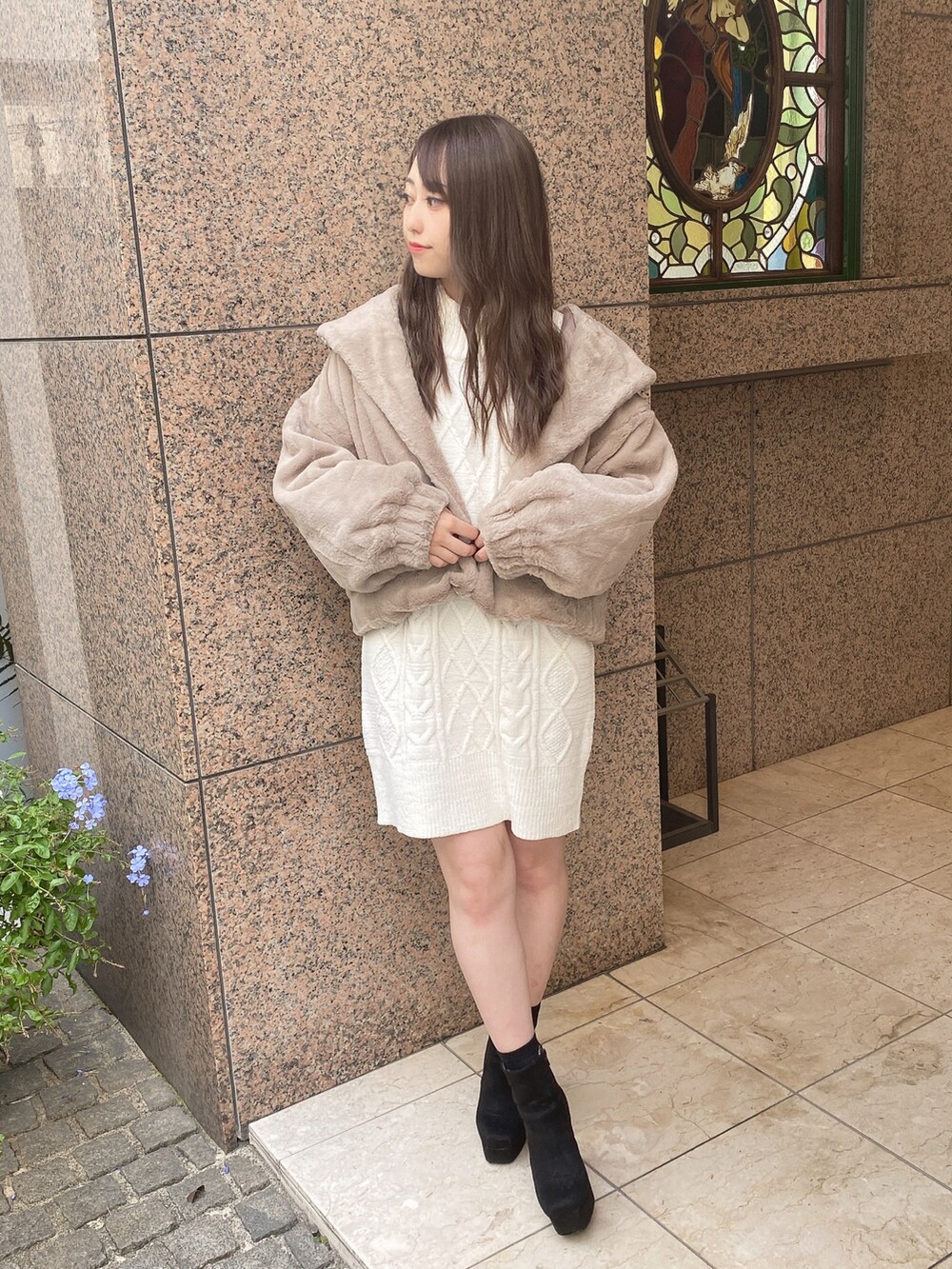 「もこもこ、モコモコアウター、ニットワンピース、ファー、デート、お出かけコーデ、あざとかわいい、秋冬コーデ、低身長女子、低身長コーデ、one way、ワンウェイ、PARKeast、TORTE、abc une face」｜「TORTEのモールケーブルニットワンピース（ワンピース、ホワイト系）」を使った、onewayさん（レディース・153cm）の冬コーディネートの2枚目の写真