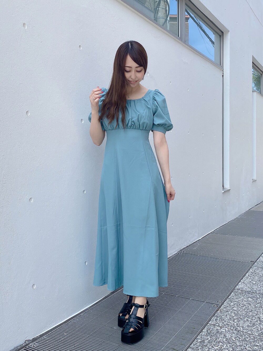 グリーン系のワンピース、ブラック系のサンダルを着用したレディースの夏コーディネートの5枚目の写真