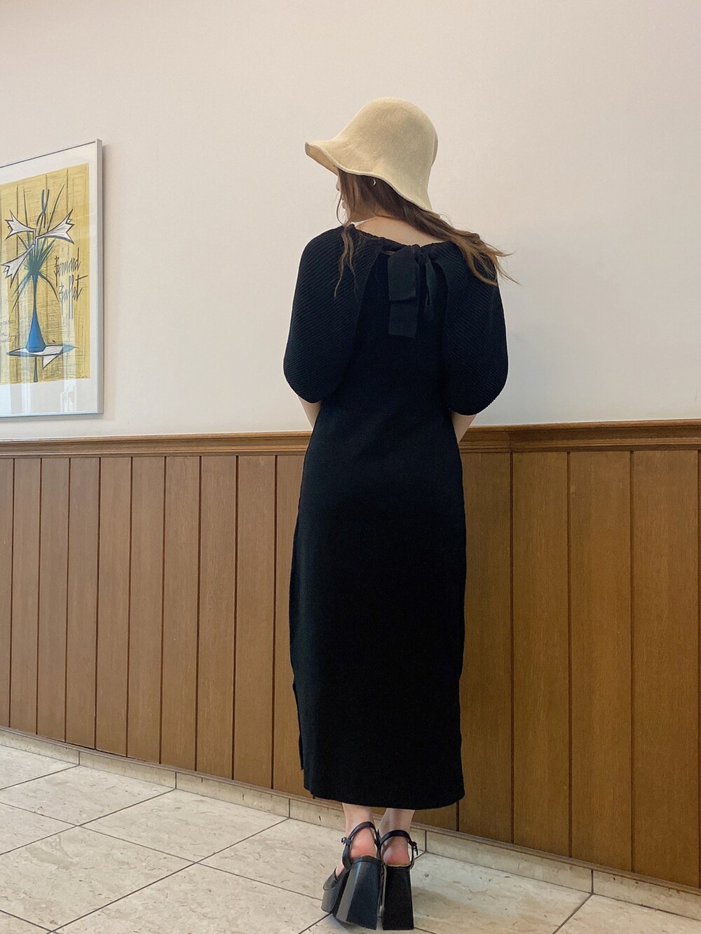 ブラック系のワンピースを着用したレディースの夏コーディネートの2枚目の写真
