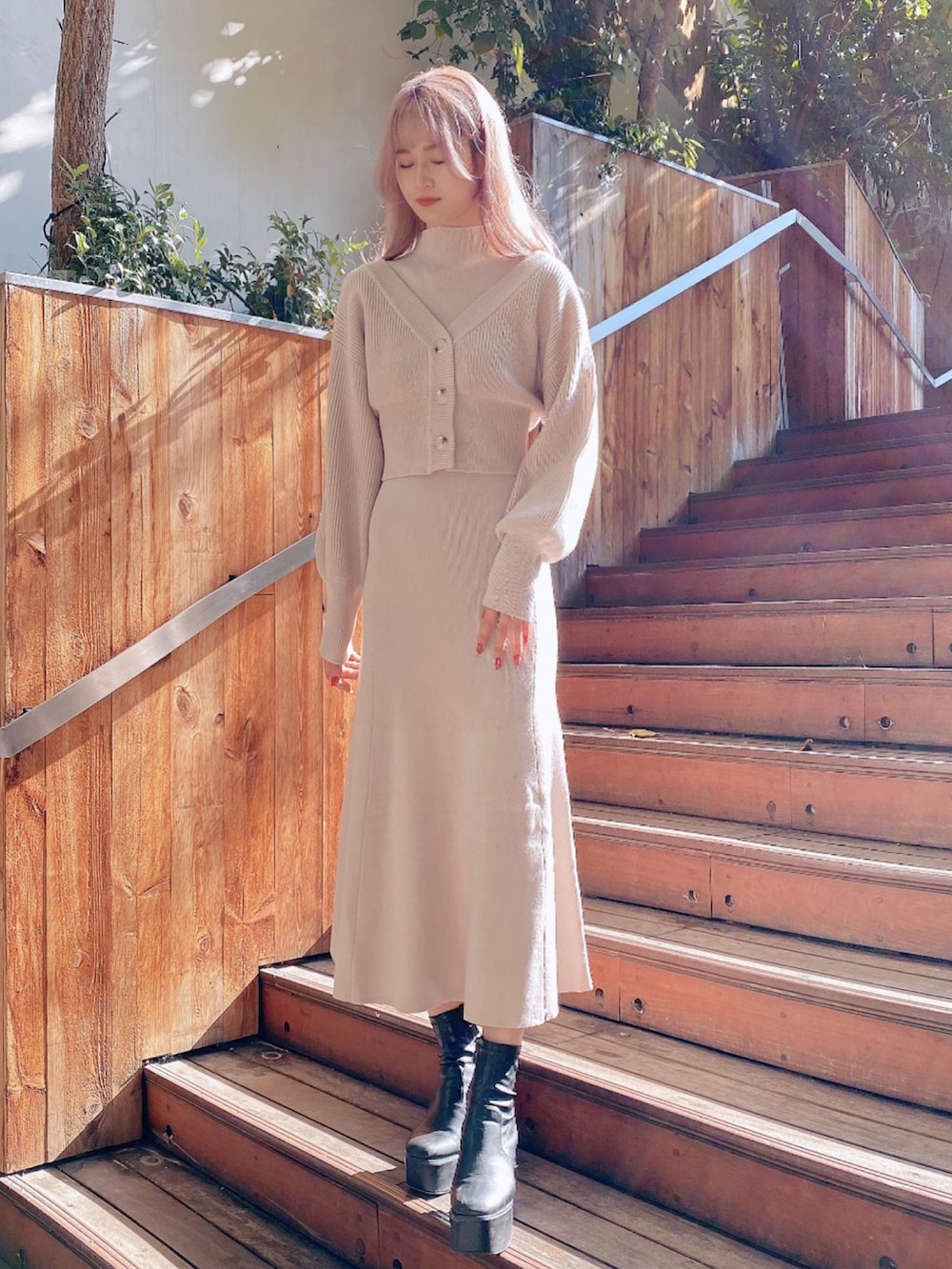 「オトナ女子、休日コーデ、秋冬、オーバーサイズ、ロングコート、ワンピース、ニットワンピース、デート、クリスマスコーデ、one way、ワンウェイ、NOMAE」｜「NOMAEのカーデレイヤードニットワンピース（ワンピース、ピンク系）」を使った、onewayさん（レディース・164cm）の冬コーディネートの4枚目の写真