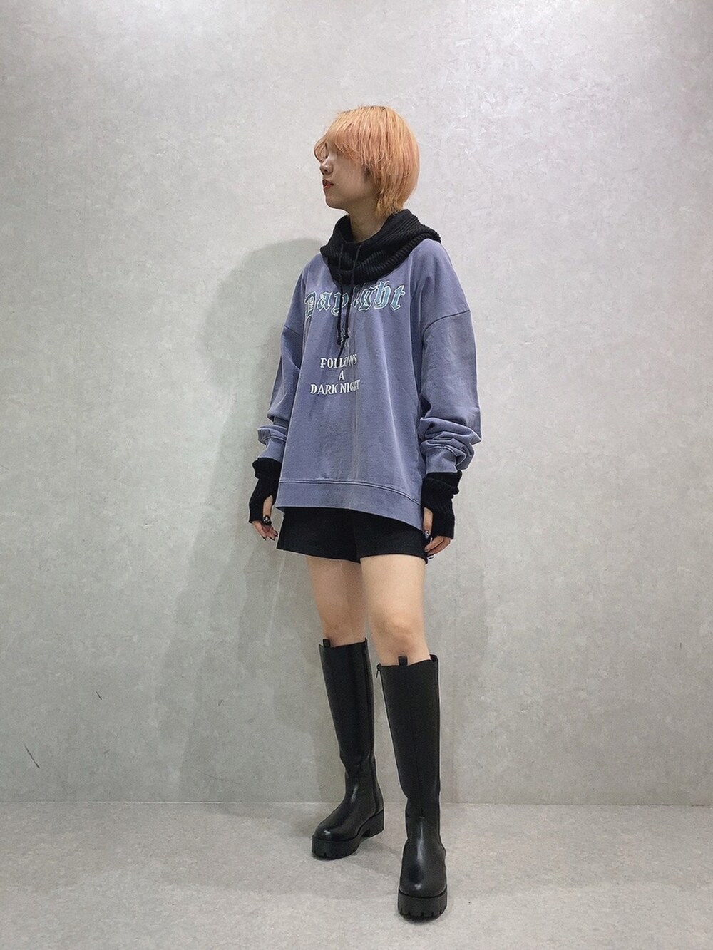 パープル系のスウェット、ブラック系のその他パンツ、ブラック系のネックウォーマー/スヌードを着用したレディースの秋コーディネートの4枚目の写真