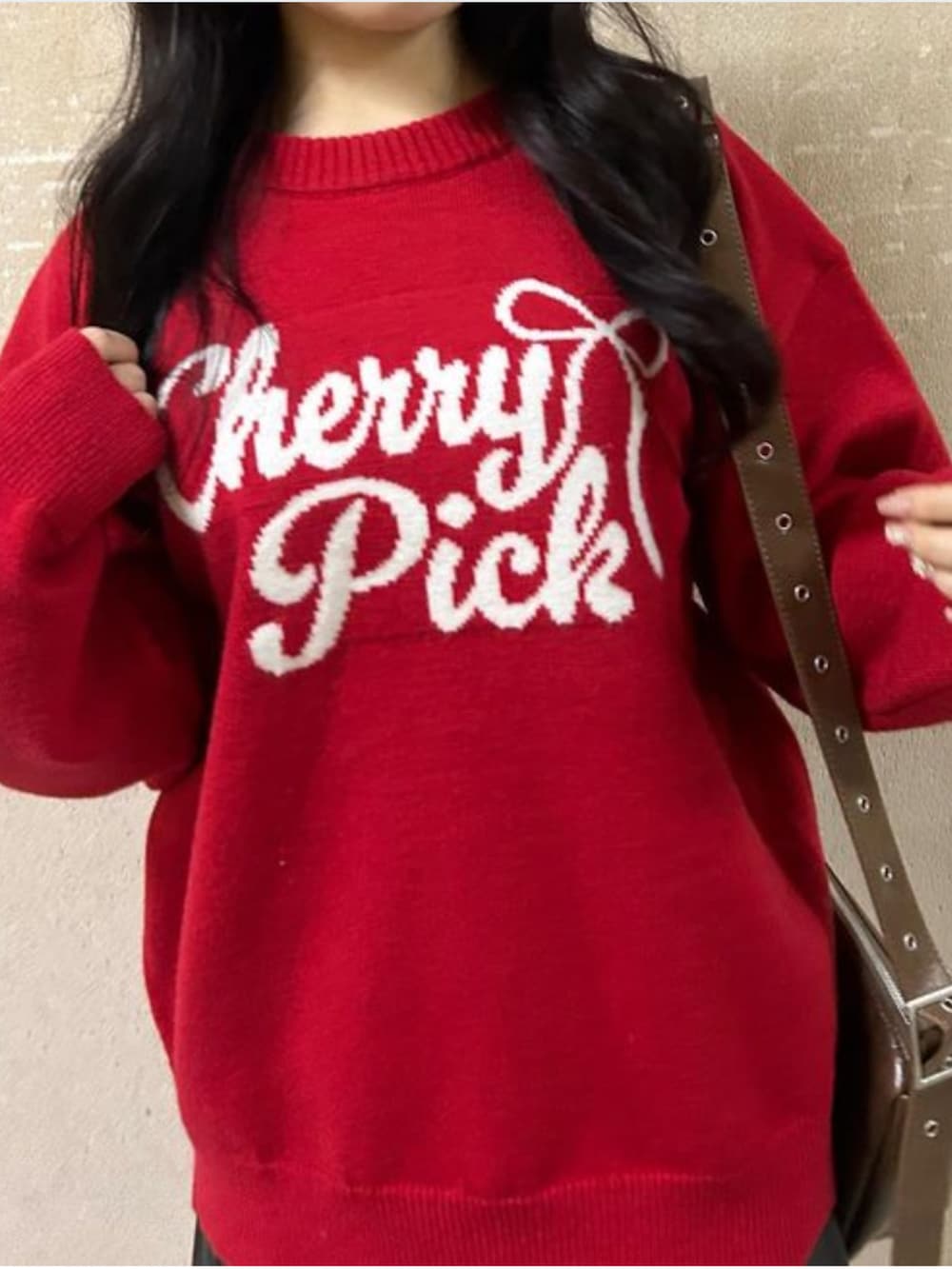 レッド系のニット/セーターを着用したレディースの秋コーディネートの2枚目の写真