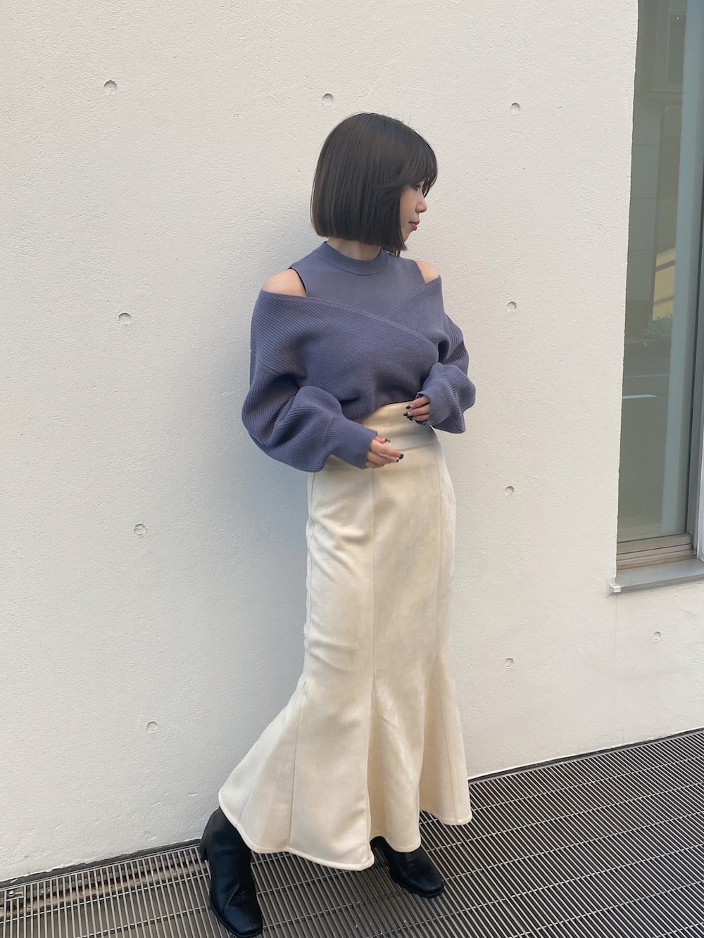 ホワイト系のスカート、グレー系のニット/セーターを着用したレディースの冬コーディネートの3枚目の写真