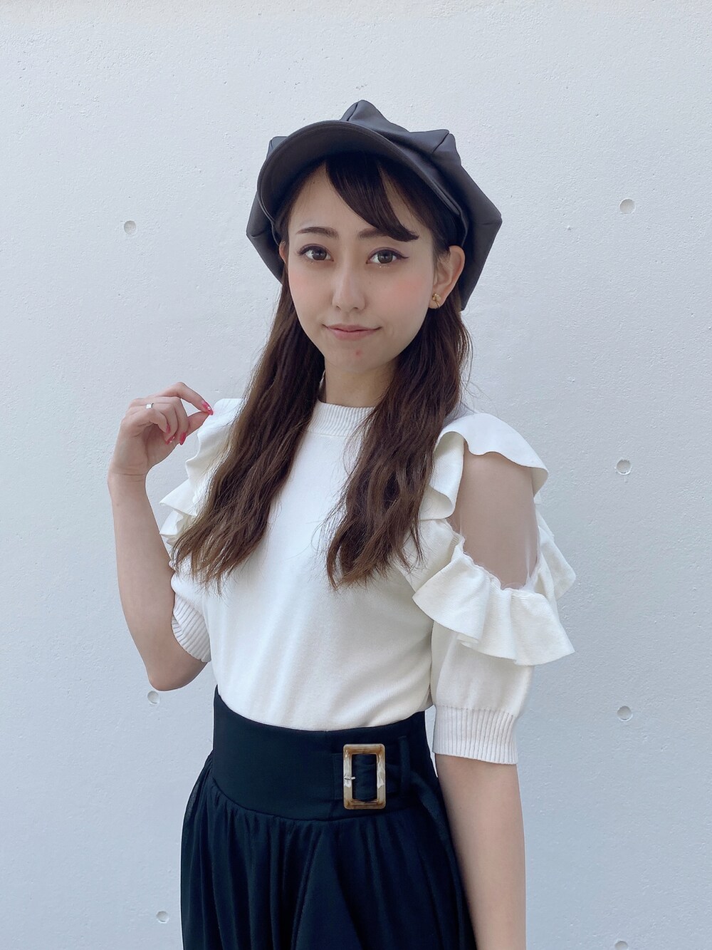 ホワイト系のサンダル、ブラック系のスカート、ホワイト系のニット/セーターを着用したレディースの夏コーディネートの3枚目の写真