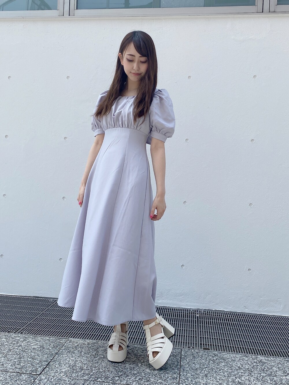 ホワイト系のサンダル、パープル系のワンピースを着用したレディースの夏コーディネートの4枚目の写真