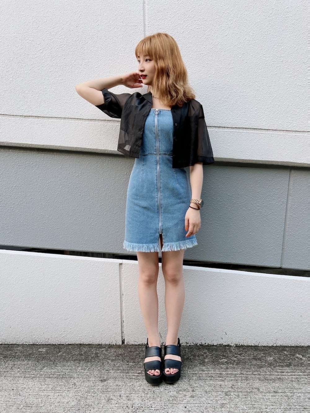 ブラック系のシャツ/ブラウス、ブルー系のワンピースを着用したレディースの夏コーディネートの3枚目の写真