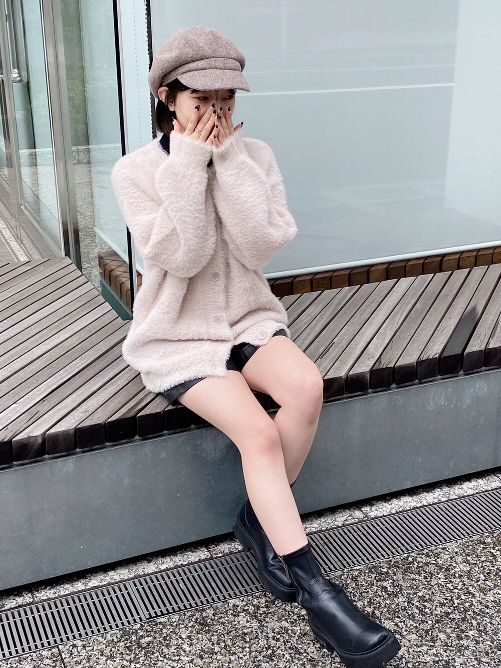 「ビッグシルエット、大人カジュアル、ゆったりコーデ、オトナカワイイ、カーディガン、シンプルコーデ、もこもこ、one way、ワンウェイ」｜「one wayのショートフェザーロングカーディガン（カーディガン/ボレロ、ベージュ系）」を使った、onewayさん（レディース・156cm）の冬コーディネートの3枚目の写真