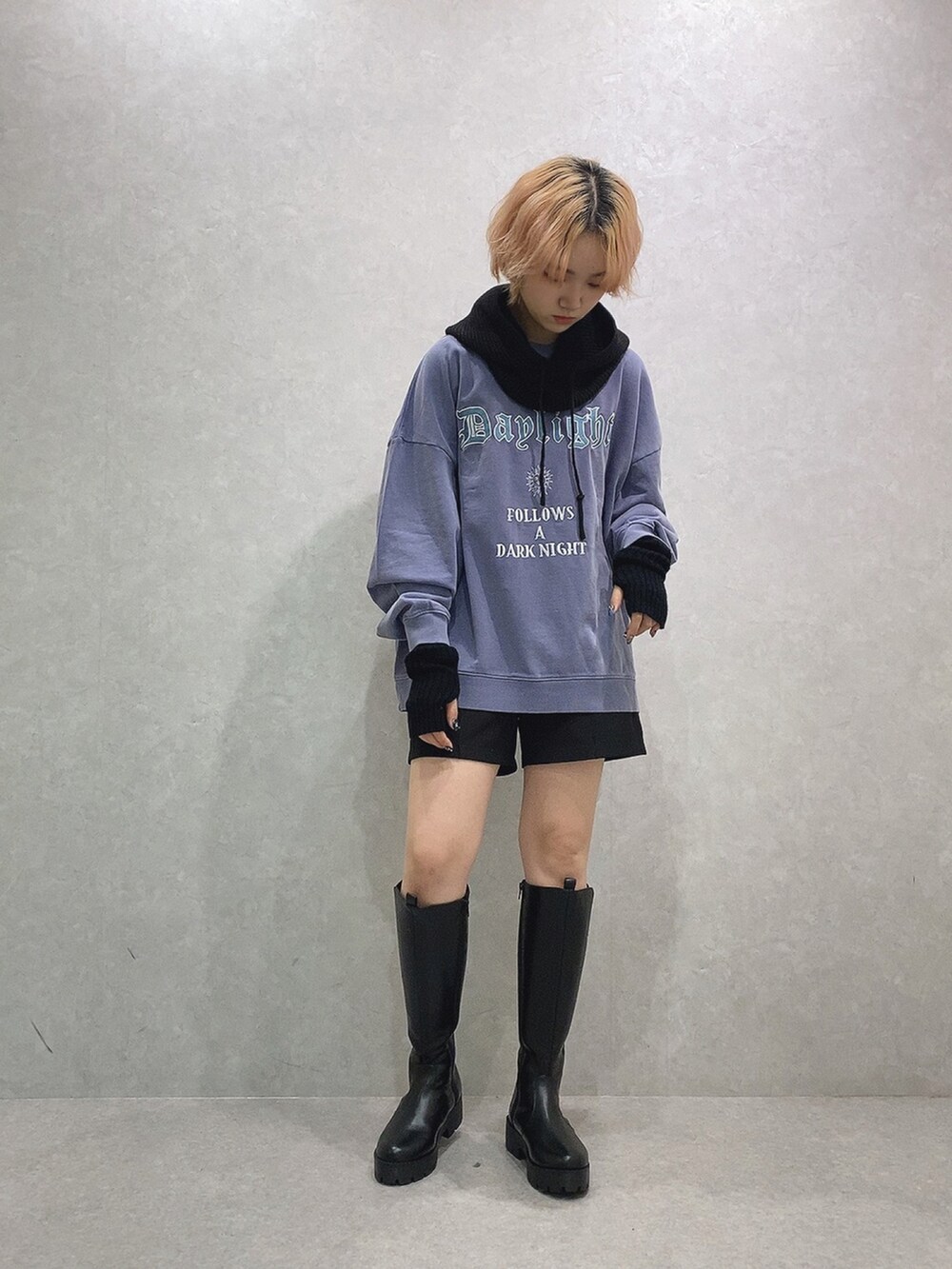 パープル系のスウェット、ブラック系のその他パンツ、ブラック系のネックウォーマー/スヌードを着用したレディースの秋コーディネートの5枚目の写真