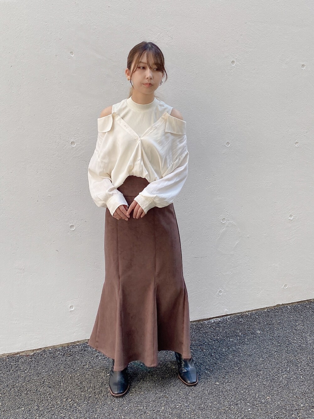 「大人カジュアル、オトナ女子、きれいめコーディネート、秋冬コーデ、マーメイドスカート、スエード、スエードスカート、レイヤードスタイル、シンプルコーデ、one way、ワンウェイ、NOMAE」｜「NOMAEのクルーネックシャツレイヤードトップス（シャツ/ブラウス、ホワイト系）」を使った、onewayさん（レディース・156cm）の秋コーディネートの3枚目の写真