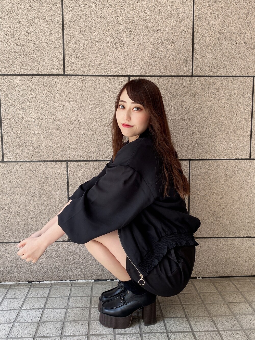 ブラック系のその他アウターを着用したレディースの春コーディネートの3枚目の写真