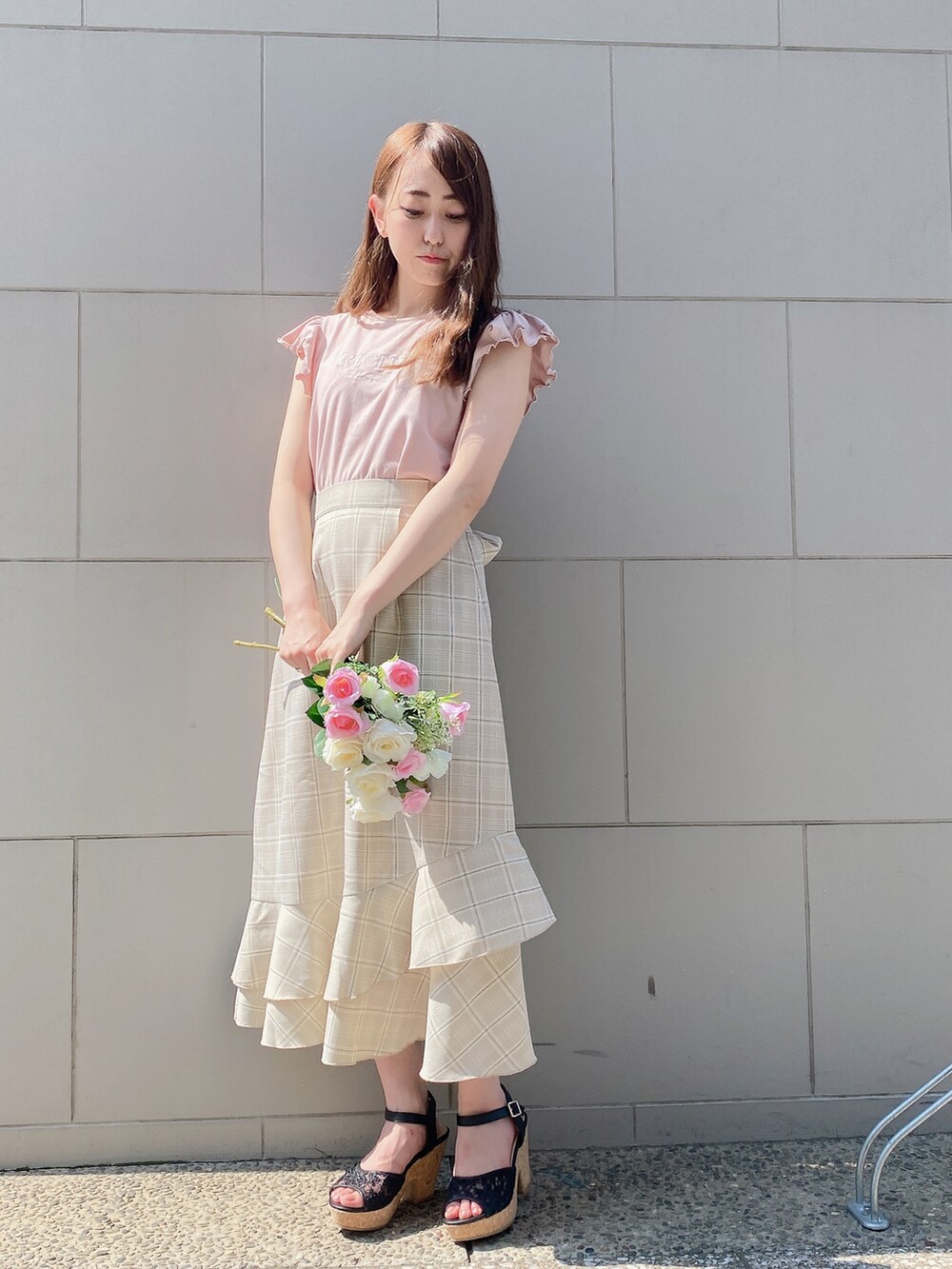 ピンク系のTシャツ/カットソーを着用したレディースの夏コーディネートの2枚目の写真