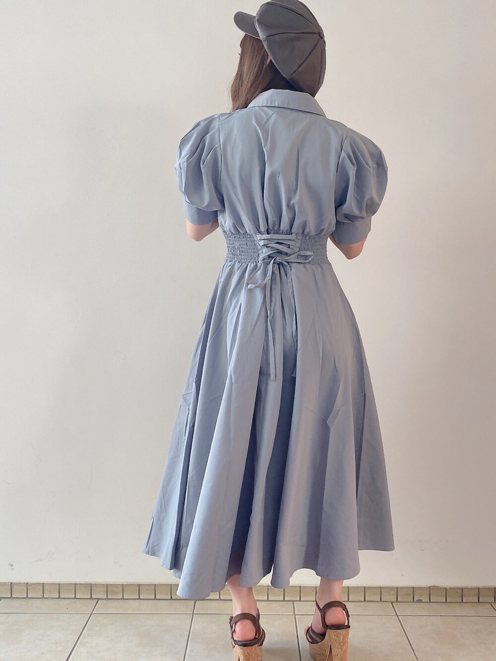 ブルー系のワンピースを着用したレディースの秋コーディネートの4枚目の写真