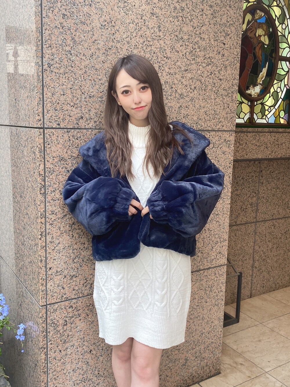 「あったかコーデ、シンプルスタイル、冬コーデ、休日スタイル、低身長女子、秋冬コーデ、モノトーン、ファーアウター、もこもこ、ニットワンピース、one way、ワンウェイ、PARKeast、TORTE、abc une face」｜「TORTEのモールケーブルニットワンピース（ワンピース、ホワイト系）」を使った、onewayさん（レディース・153cm）の冬コーディネートの4枚目の写真