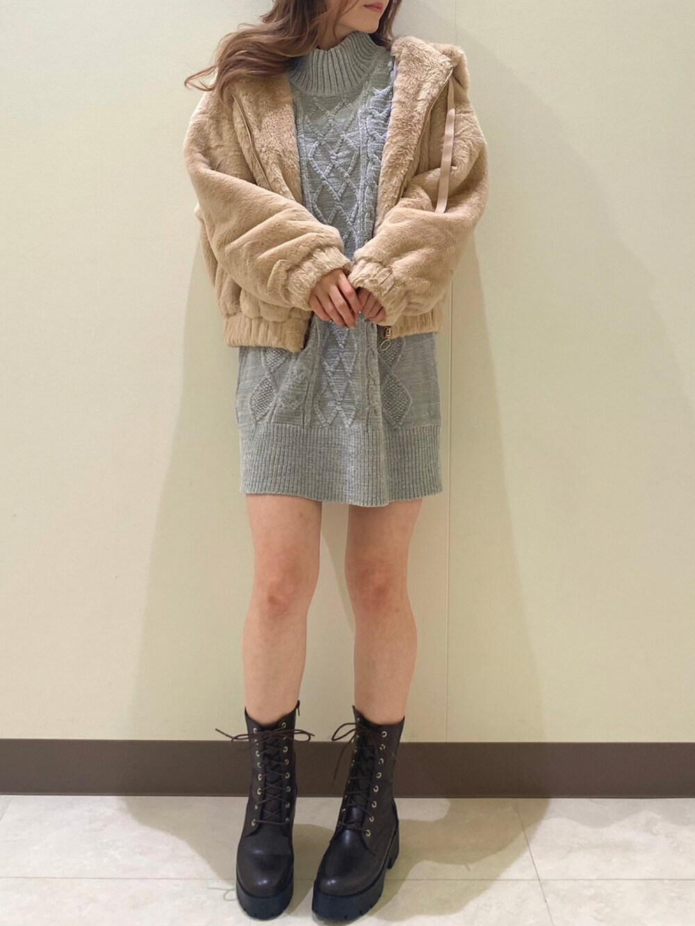 「カジュアル、休日スタイル、あったかコーデ、冬のコーデ、シンプルコーデ、ブーツコーデ、ショートブーツ、もこもこ、秋冬コーデ、one way、ワンウェイ、PARKeast、TORTE」｜「TORTEのモールケーブルニットワンピース（ワンピース、グリーン系）」を使った、onewayさん（レディース・158cm）の秋コーディネートの2枚目の写真